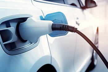 EV充電は、出かけた先で用事の合間に。aima CHARGE