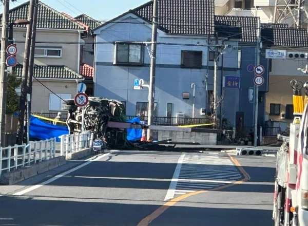 八潮市中央一丁目交差点・陥没事故現場(1月29日朝・横山氏 撮影)
