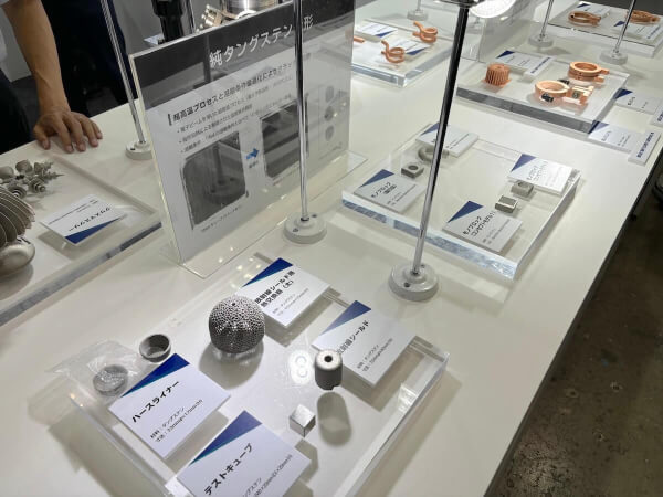 さまざまなサンプル造形品が展示され、電子ビーム金属3Dプリンターの可能性が示されていた