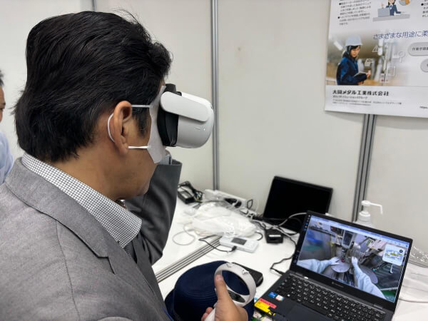 実際にVRゴーグルを着用し体験する様子